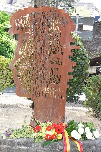 Die Stele soll Mahnmal und Appell zugleich sein.  | Foto: as