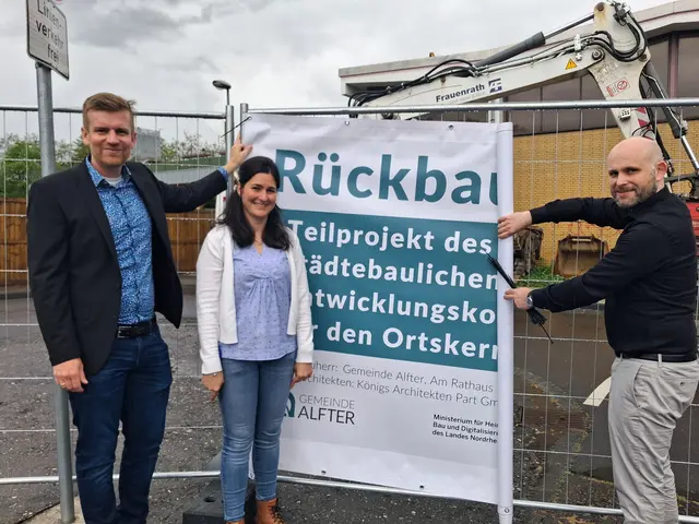 Anlässlich des Tages der Städtebauförderung brachten Christian Lanzrath, Olivia Dominick und Oliver Ernst (von links) einen Bauzaun am Banner an. | Foto: fes