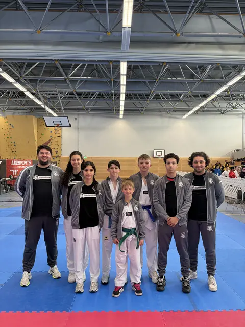 Gruppenbild des Teams „Brühler Helden - KAHRAMANLAR e.V.“ bei der Taekwondo-Meisterschaft in Alsdorf, in der Mitte der Sieger Henry Körfer.  | Foto: Ajdin Sekic