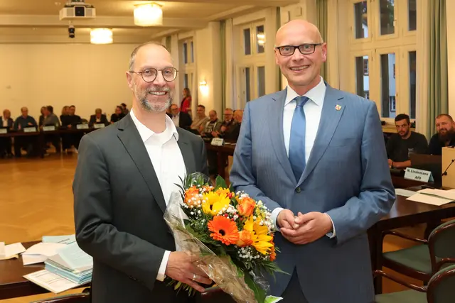 Bürgermeister Sebastian Glatzel (re.) beglückwünschte Wolfgang Greuel (l.) nach seiner Wahl zum Beigeordneten der Stadt Bad Münstereifel.  | Foto: Mager/Stadt Bad Münstereifel