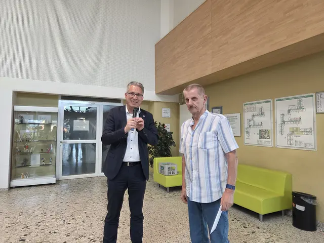Bürgermeister Guido Vierkötter (links) überreichte die Ehrenamtskarte als Dank für sein nahezu 15 jähriges Engagement an Dieter Bitzigeio (rechts).  | Foto: Gemeinde