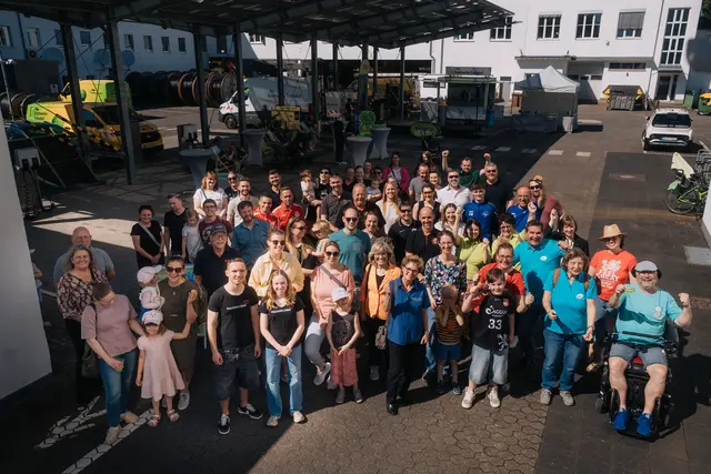 Teilnehmende Vereine und die Stadtwerke Troisdorf feierten gemeinsam zehn Jahre Förder.Ei beim großen Abschlussfest auf dem Stadtwerke-Betriebshof.   | Foto: Stadtwerke Troisdorf