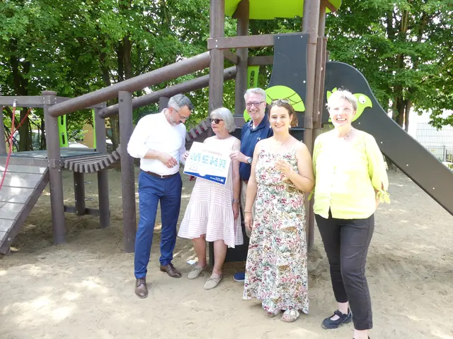(Von links): KSK-Regionalleiter Daniel Zovcik, Reinhild Land, VR-Regionalleiter Torsten Büllesbach, Laura Schröter (Firma Walter) und Gisela Lenzgen freuten sich über das neue Spielgerät.  | Foto: Gast