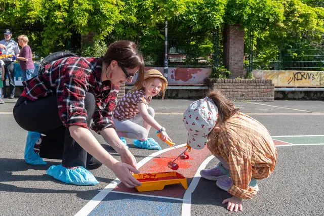 Beim Neubemalen der Schlange auf der Bleiche sind Vorschulkinder mit Pinsel und Rolle im Einsatz. | Foto: Cornelia Bartelt-Oeser (Kinderschutzbund Brühl)