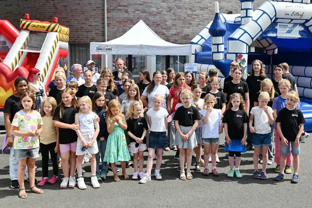 Bei bestem Sommerwetter eröffnete Schirmherr Bürgermeister Rainer Viehof (hi.3.v.li.) gemeinsam mit den „Young Hope Kids“ das große Benefiz Musik-Festival unter dem Motto „Singen. Spielen. Spenden“. | Foto: Herkenrath