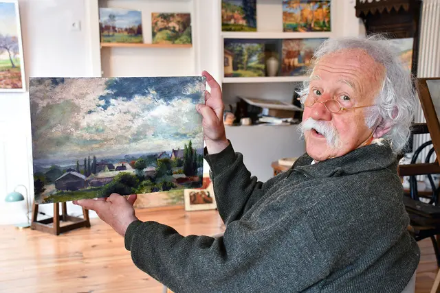 Galerist Burkhard Sondermeier mit einem Gemälde von Günter Merx in dessen Ausstellung.  | Foto: Ulrike Clever
