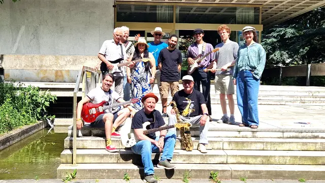 Vor dem Trinkpavillon im Stadtpark stellte Helmuth Both mit den Vertretern der diesjährigen Musikbands die Konzertabende der Reihe „Musik im Park“ vor.  | Foto: AS