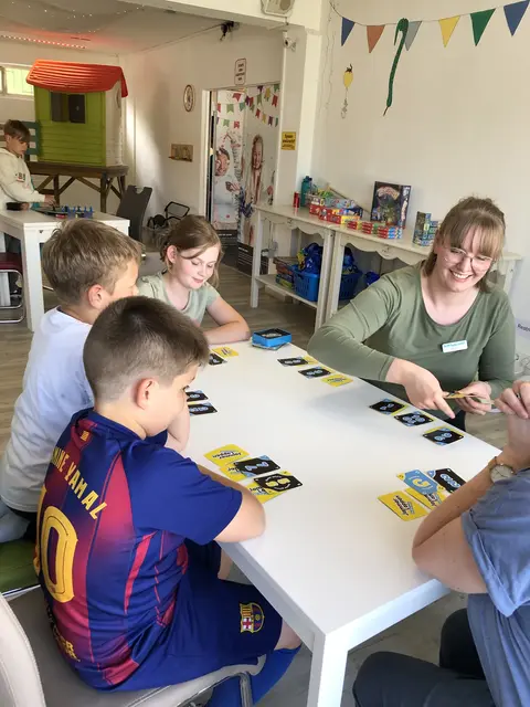 Am Spieletisch standen Spielspaß und neue Spiele im Mittelpunkt. | Foto: Mareike Strik