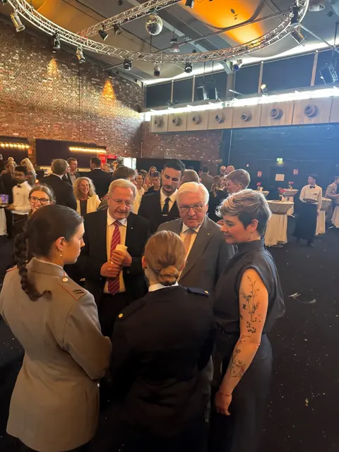 Friedhelm Julius Beucher und der Bundespräsident im Gespräch mit Sportlerinnen.  | Foto: DBS