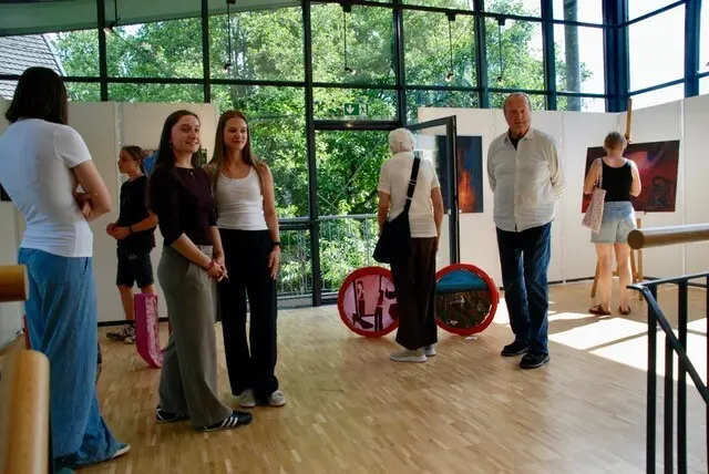  13 Schülerinnen und Schüler präsentierten im Haus der Kunst in Nümbrecht ihre Arbeiten zum Thema „Freiheit“. | Foto: Anke Roter