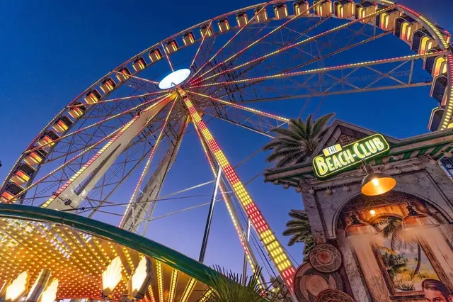 Das aufwendig illuminierte Riesenrad „Eyecatcher“ feiert 2026 Pützchens-Markt-Premiere. | Foto: Eyecatcher/Kipp