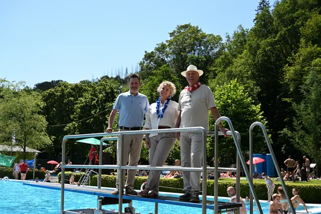 Bürgermeister Ulrich Stücker (l.) sowie Nicole und Eberhard Klein auf dem Sprungbrett im Bielsteiner Freibad.  | Foto: Wolfgang Abegg