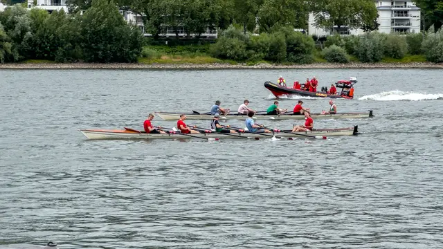 Vor der Kulisse des Siebengebirges wurde beim Wassersportfest eine Ruderregatta durchgeführt.  | Foto: as