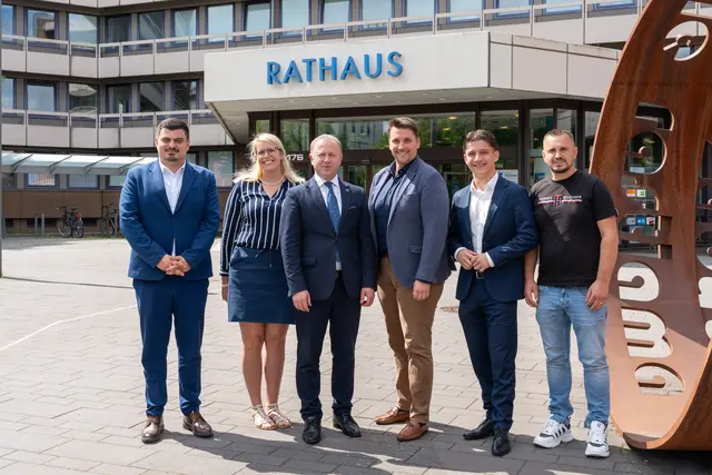 Gruppenbild vor dem Rathaus (von links): Konsul Valdrin Ukshini, Simone Duggan Generalkonsul Behar Isma, Bürgermeister Alexander Biber, Adrian Simnica und Ismet Hajdari.  | Foto: Stadt Troisdorf