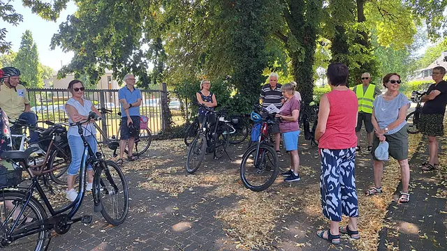 Teilnehmer der ersten Lite-Radtour der Leserfreunde erkundeten Hürth mit dem Fahrrad und verbanden dabei Heimatgeschichte, Literatur und gemeinsames Singen.  | Foto: Günter Reiners