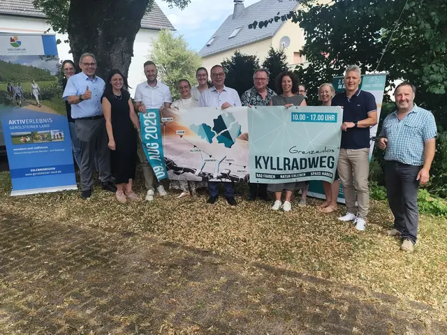 Radfahrer entdecken beim Aktionstag „Grenzenlos Kyllradweg“ die Region entlang der ehemaligen Vennquerbahn und passieren dabei mehrfach Landes- und Staatsgrenzen. Entlang der Strecke laden zahlreiche Aktionspunkte mit Musik, Mitmachangeboten und regionalen Spezialitäten zum Verweilen ein.  | Foto: Grenzecho