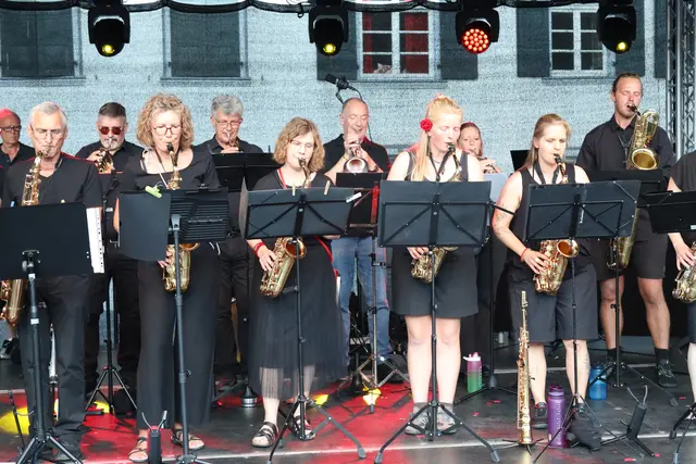 Frische Blasmusik bekannter Songs brachte „BraZZanova“ mit.  | Foto: Mager/Stadt Bad Münstereifel