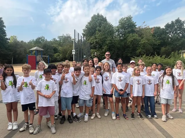 Der Abschlussjahrgang der GGS Grefrath überraschte Lehrer und Mitschüler mit einem Flashmob mit Sänger Mo-Torres auf dem Schulhof der Grundschule.  | Foto: GGS Grefrath