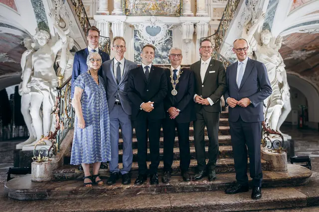 Große Bühne im Prunktreppenhaus: Beim Deutsch-Französischen Ministerrat in Schloss Augustusburg kamen Bundeskanzler Friedrich Merz, Staatspräsident Emmanuel Macron und weitere Vertreterinnen und Vertreter aus Deutschland und Frankreich in Brühl zusammen. Brühl Bürgermeister Dr. Marc Prokop (3.v.r) nahm ebenfalls am Empfang teil.  | Foto: Bundesregierung/Xander Heinl