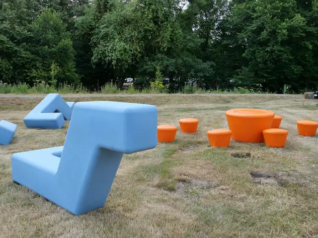 Blaue und orange Sitzgelegenheiten auf der Grünfläche hinter dem Krawinkelsaal.  | Foto: Stadtteilmanagement Bergneustadt