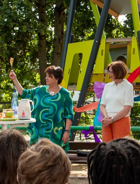 Das neue Klettergerüst am Standort Kierberg der GGS Regenbogenschule Brühl wurde feierlich eingeweiht. Die Kinder sorgten mit Lied und Tanz für die musikalische Umrahmung. | Foto: GGS Regenbogenschule