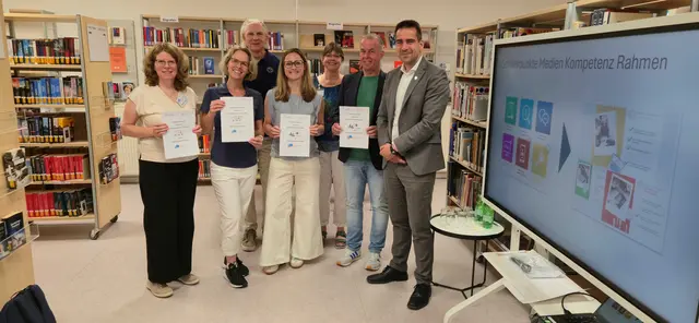Vertreter der Öffentlichen Bücherei St. Martin sowie der Katholischen Grundschule St. Martin und der Gemeinschaftsgrundschule Sürster Weg besiegeln ihre Bildungspartnerschaft. Die Kooperation soll Leseförderung und Medienkompetenz von Grundschulkindern in Rheinbach nachhaltig stärken.  | Foto: Post