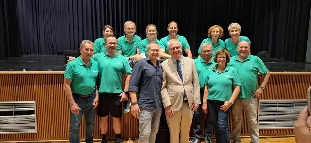 Nach dem Auftritt stellte sich das Team des Fördervereins „Waldbröl erleben“ gemeinsam mit dem Künstler zum Erinnerungsfoto. | Foto: Förderverein Waldbröl erleben e.V.