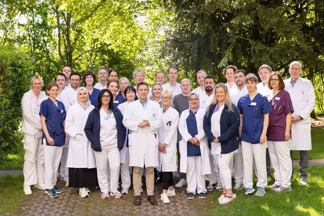 Chefarzt Dr. med. Tobias Zahalka (Bildmitte) kann auf ein großes engagiertes Team zählen. Dazu gehören auch Stroke Nurses, Pflegefachkräfte, die mit einer Sonderausbildung auf Schlaganfallpatienten spezialisiert sind.  | Foto: St.-Katharinen-Hospital