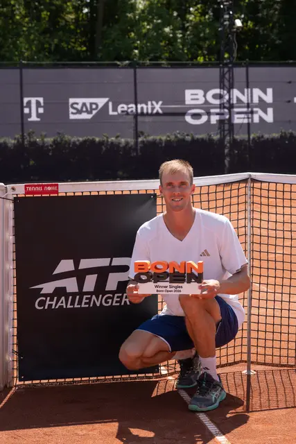 Jan Choinski präsentiert nach seinem Finalsieg den Siegerpokal der Bonn Open 2026.  | Foto: Veranstalter