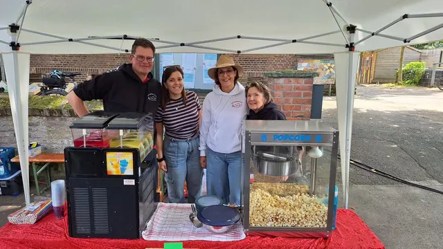 Für Kinder werden neben den Leckereien des Fördervereins der Kita Bärenkinder Slush-Eis und frisches Popcorn angeboten. | Foto: Judith Roth