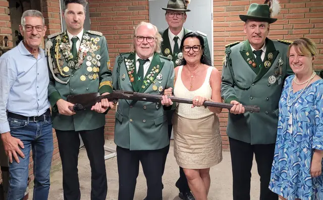 Nach 2013 sicherte sich Jürgen Walbrühl zum zweiten Mal den Königstitel. Auch Gattin Birgit (3.v.re.) ist sichtlich stolz. | Foto: fes