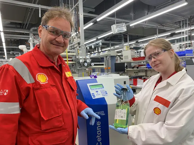 Dr. Wolfgang Schuster (links) zeigt Sofiia Korshykova die Arbeit im Analysenlabor des Shell-Standorts Rheinland. Die Bonner Schülerin übernahm im Rahmen der Aktion „Meine Position ist Spitze“ für einen Tag die Leitung des Bereichs
  | Foto: Shell Energy and Chemicals Park Rheinland