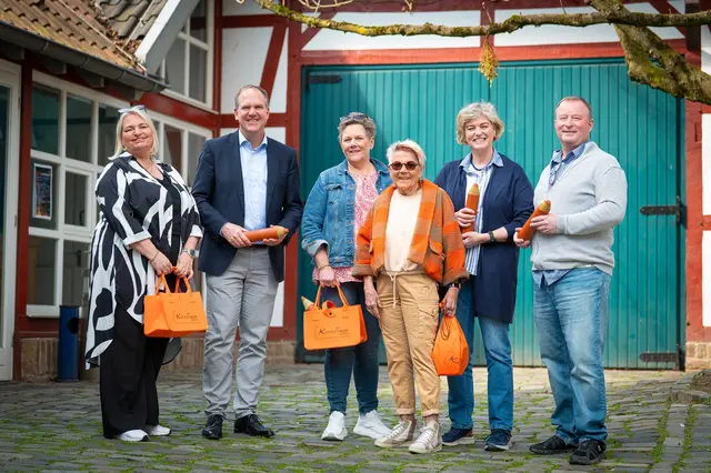 Das Team des „KunsTraum“ freut sich gemeinsam mit Bürgermeister Dirk Breuer und Ortsvorsteher Michael Weber auf den dritten Ausstellungsrundgang durch Alt-Hürth: (v.l.) Heike Schneider, Dirk Breuer, Katja Gutwirth, Helga Bittmann, Barbara Weigand und Michael Weber.  | Foto: Giuseppe Piliero/Stadt Hürth