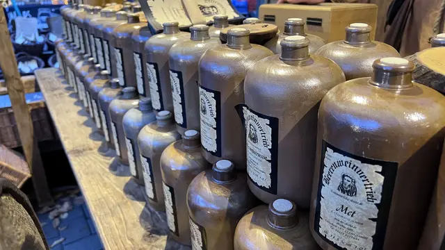 Beim Brühler Herbstmarkt gehören auch Spezialitätenstände zum Angebot. Besucher finden in der Fußgängerzone unter anderem Feinkost, Gewürze und Getränke für die herbstliche Saison.  | Foto: WEPAG