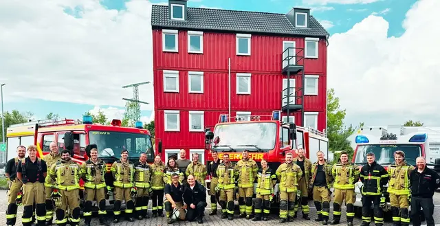 24 Feuerwehrleute trainierten auf dem Übungsgelände des Instituts der Feuerwehr NRW in Düren-Stockheim gemeinsam für den Ernstfall: Neben den Einheiten Eiserfey, Harzheim, Lorbach und Vussem des Löschzuges 4 waren auch Kräfte aus Floisdorf und Obergartzem dabei. Im Mittelpunkt standen unter anderem Führung und Kommunikation sowie das koordinierte Vorgehen bei Bränden und Verkehrsunfällen.  | Foto: Alexander Kloster/FF/pp/Agentur ProfiPress