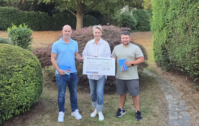 Christopher Pethe und Bastian Klees mit Bettina Hühn von der Ursula Barth Stiftung bei der Spendenübergabe. | Foto: Radzipfel