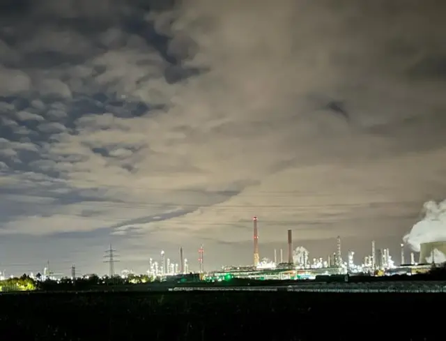 Die Lichter der Industrieanlagen prägen nachts die Silhouette des nordöstlichen Rhein-Erft-Kreises am Horizont. Inwzischen hat die Bezirksregierung die Geruchskontrollen in den betroffen drei Städten auch auf Nachtstunden und Wochenenden ausgeweitet.  | Foto: Montserrat Manke