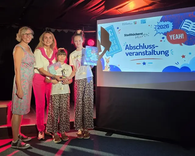 Die stellvertretende. Bürgermeisterin Aylin Kocabeygirli und Büchereileiterin Barbara Hoevels überreichten den Lese-Oskar an den „Sister Club“.  | Foto: Stadt Hürth/Katharina Thönneßen
