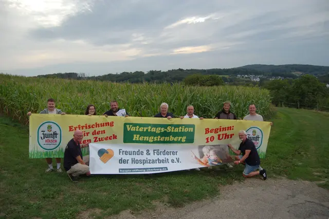 Michael Adomaitis und Harald Herhaus von der Johannes-Hospiz Oberberg Stiftung (von links). Hinten von links: Sebastian Rothstein, Joe und Patricia Schäfer, Dr. Jorg Nürmberger, Thomas Urbas, Lukas Rothstein und Sebastian Janta | Foto: Johannes-Hospiz Oberberg Stiftung / Sabine Eisenhauer.
