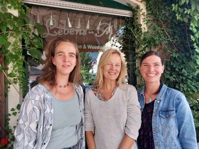 v.li.: Am Sonntag, den 27. September ab 14 Uhr, verabschieden sich Martina Semmler (Mitte) und Corinna Latz (re.) mit Kuchen und Sekt.  | Foto: Schmidt