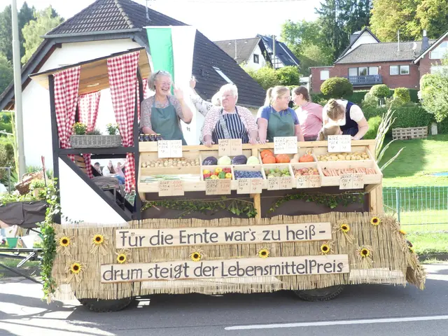 Bestens gelaunt zeigten sich die Zugteilnehmer auf ihren teils witzigen Mottowagen. | Foto: Gast
