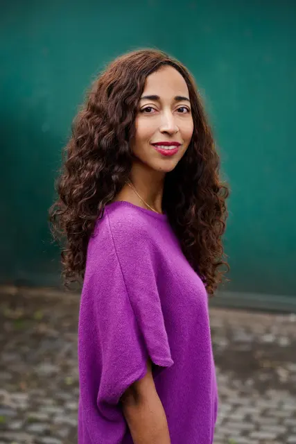 Die Bestsellerautorin Melanie Raabe stellt im Rahmen des Literaturherbstes des Rhein-Erft-Kreises ihr neues Buch „Daisy – Und alle deine Geheimnisse werden mir gehören“ vor.  | Foto: Marina Weigl