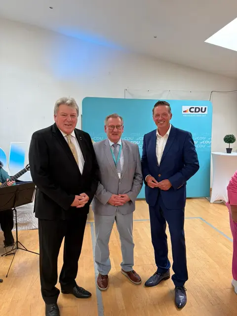  Gregor Golland (r.) ehrte Michael Kreuzberg (l.) und Franz-Josef Gerharz für 50 beziehungsweise 55 Jahre Mitgliedschaft in der CDU. | Foto: CDU Brühl