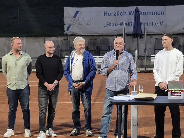Frederik Nobis, Tim Lehmann (Geschäftsführer Tennis), Hansfried Lülsdorf, Dirk Kesting und Jan Macke bei der Siegerehrung (v.l.n.r.)  | Foto: WSV