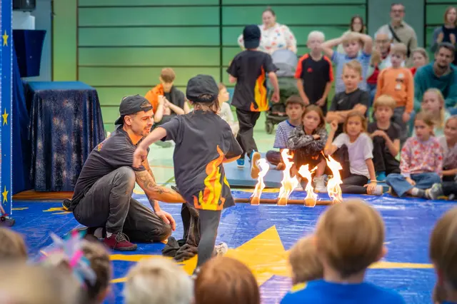 Der Kölner Spielecircus veranstaltet Mitmachaktionen für Kinder.  | Foto: Stadt Hürth/Giuseppe Piliero