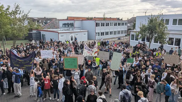 Mit einem Flashmob auf dem Schulhof machten mehrere hundert Schülerinnen und Schüler der Heinrich-Böll-Gesamtschule ihrem Unmut Luft. Nach den Plänen der Stadt soll auf einen Schulneubau verzichtet und stattdessen der bestehende Standort saniert werden.  | Foto: fes