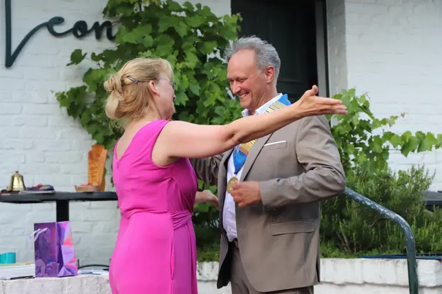 Bei der Ämterübergabe des Rotary Club Rhein-Erft übernahm Martin Schiffeler die Präsidentenkette von seiner Vorgängerin Michaela Stanke. | Foto: Rotary Club Rhein-Erft