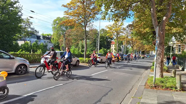 Frauen und einige Männer beteiligen sich an der ersten Bonner Ausfahrt.  | Foto: ADFC