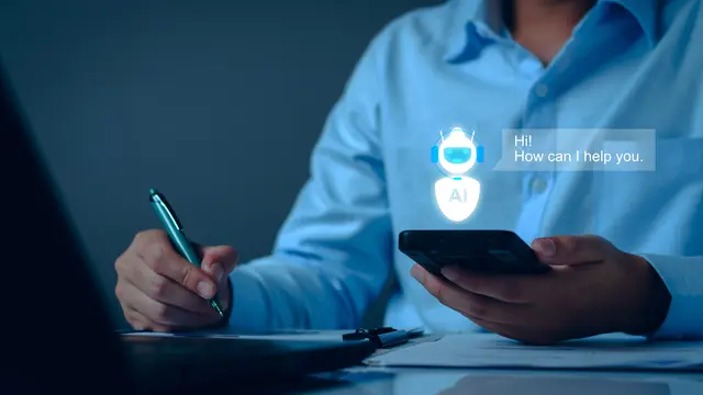 Chatbots und KI-Systeme übernehmen zunehmend Aufgaben im Kundenservice. Die Verbraucherzentrale NRW rät jedoch dazu, bei Reklamationen, Kündigungen oder Garantiefällen wichtige Anliegen zusätzlich schriftlich geltend zu machen und alle Kontaktversuche zu dokumentieren. | Foto: Verbraucherzentrale NRW/adpic