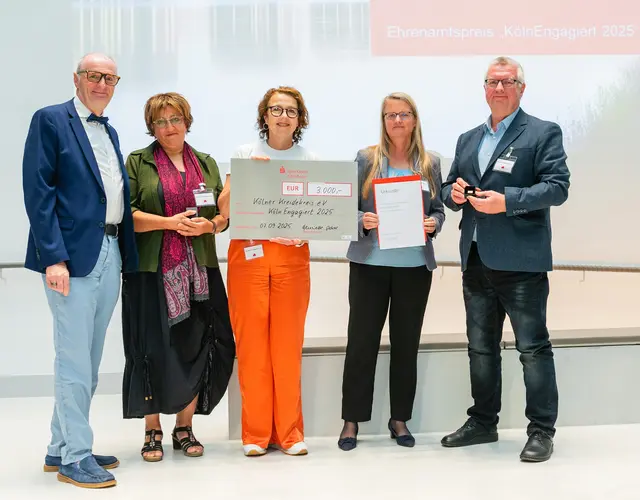 Durch den Gewinn des Ehrenamtspreises der Stadt Köln, KölnEngagiert 2025, wurde der Kölner Kreidekreis für den Deutschen Engagementpreis nominiert. Noch bis zum 29. Oktober läuft die Online-Abstimmung für den Publikumspreis. Im Bild links Dr. Ralf Heinen für die Stadt Köln sowie Ute Wiedemeyer, Harriet Gehring, Sabine Krieger und Thomas Preuß vom Kölner Kreidekreis (v. l.).  | Foto: Peter Nierhoff
